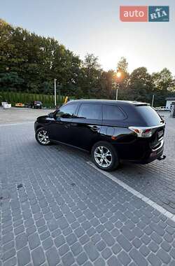 Внедорожник / Кроссовер Mitsubishi Outlander 2013 в 