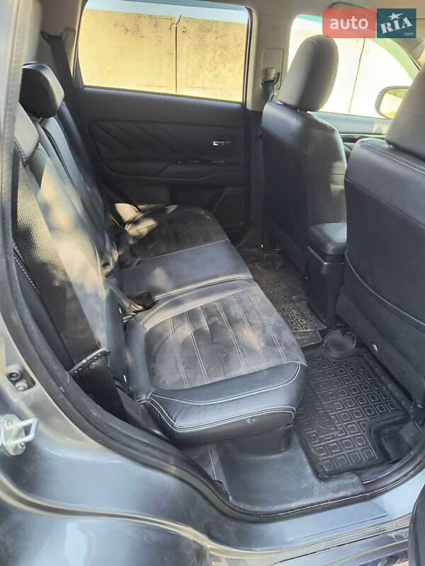 Позашляховик / Кросовер Mitsubishi Outlander 2016 в Кропивницькому