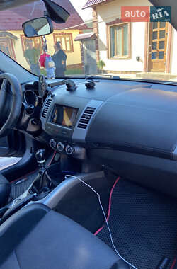 Внедорожник / Кроссовер Mitsubishi Outlander 2011 в 