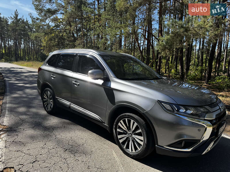 Позашляховик / Кросовер Mitsubishi Outlander 2020 в Києві