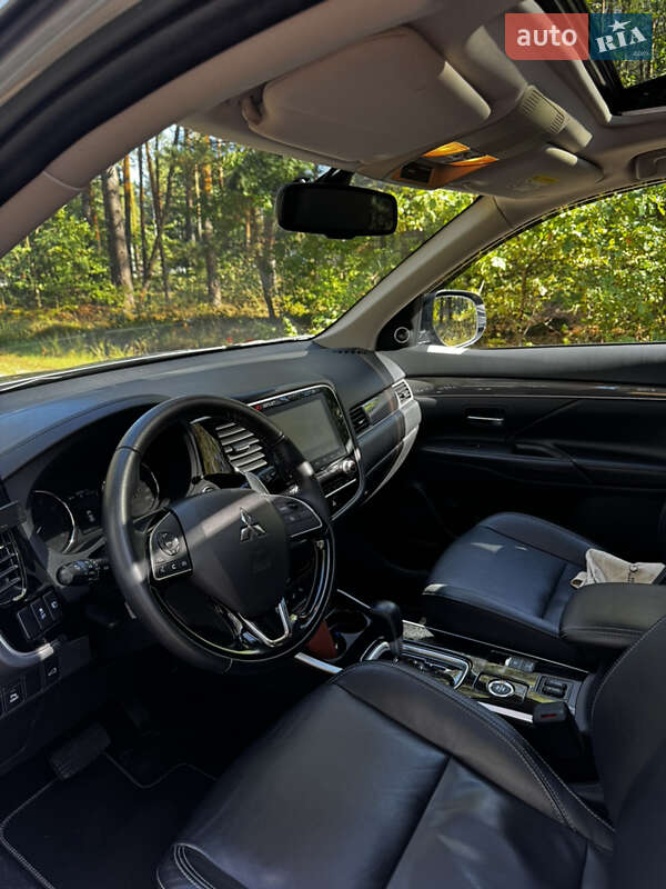 Позашляховик / Кросовер Mitsubishi Outlander 2020 в Києві