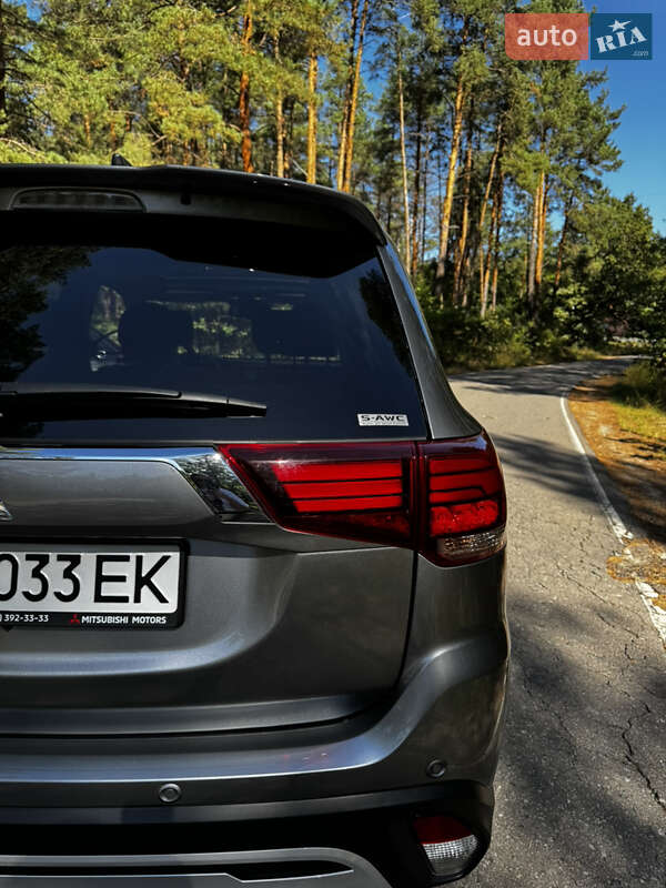 Позашляховик / Кросовер Mitsubishi Outlander 2020 в Києві