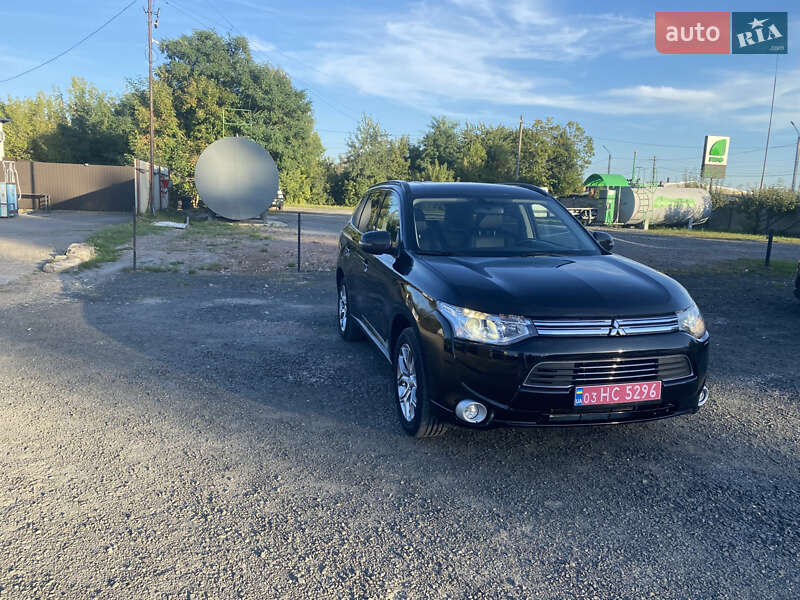 Внедорожник / Кроссовер Mitsubishi Outlander 2013 в Нововолынске