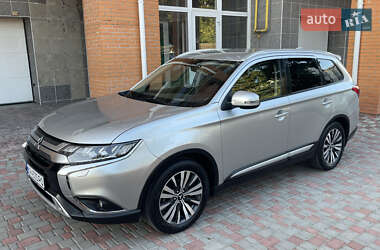 Внедорожник / Кроссовер Mitsubishi Outlander 2020 в Киеве