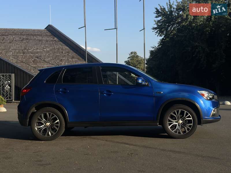 Внедорожник / Кроссовер Mitsubishi Outlander 2016 в Киеве