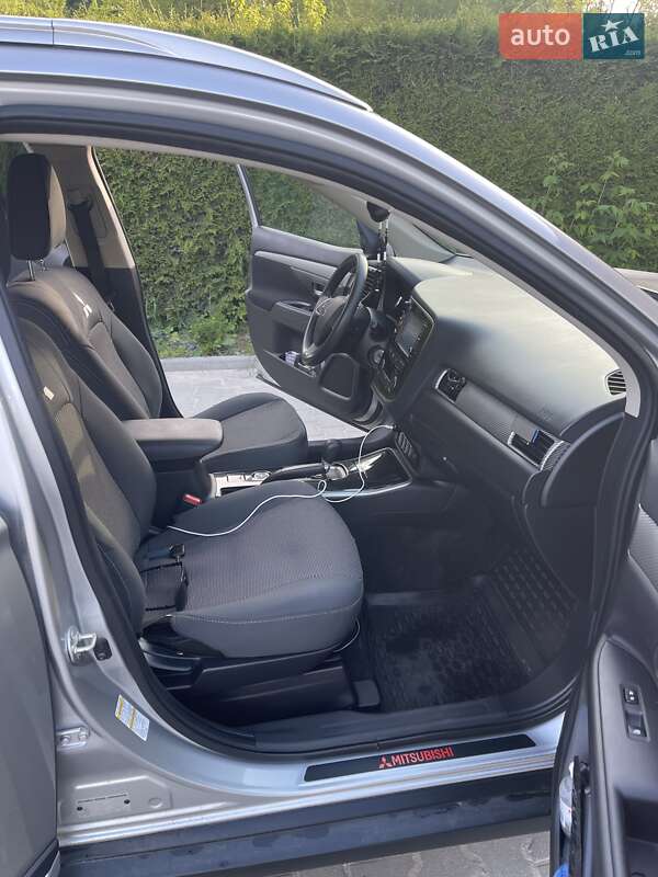 Внедорожник / Кроссовер Mitsubishi Outlander 2018 в Львове фото 12 Внедорожник / Кроссовер Mitsubishi Outlander 2018 в Львове