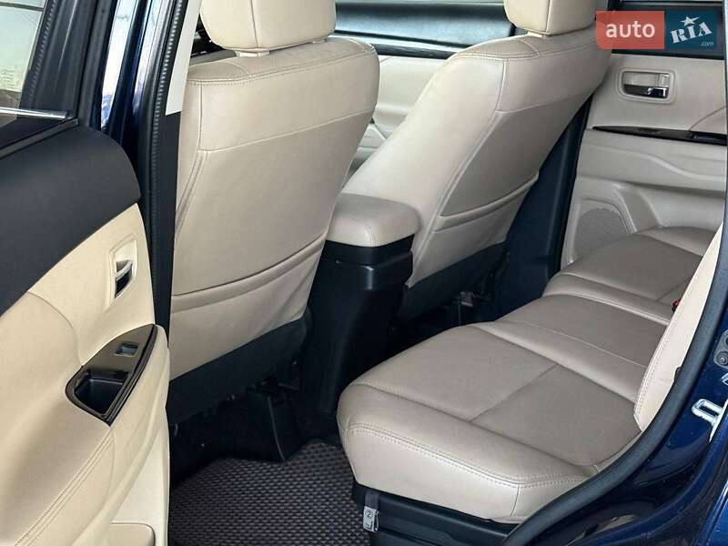 Позашляховик / Кросовер Mitsubishi Outlander 2016 в Одесі