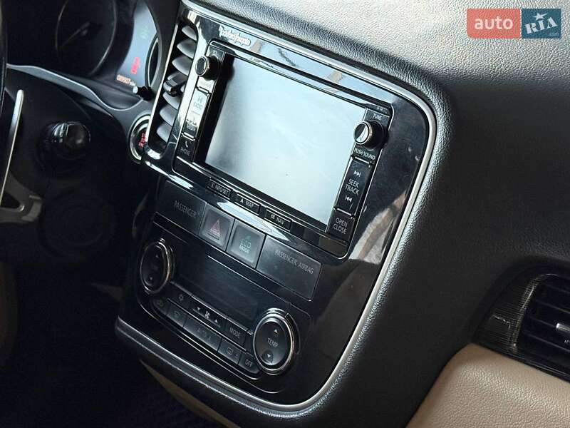 Позашляховик / Кросовер Mitsubishi Outlander 2016 в Одесі