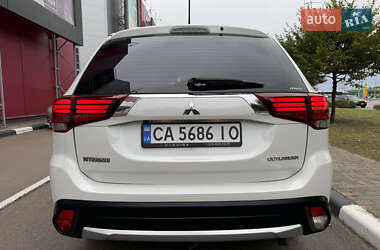 Внедорожник / Кроссовер Mitsubishi Outlander 2015 в 