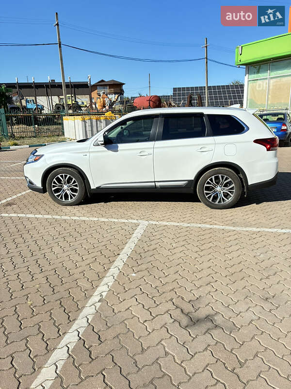 Внедорожник / Кроссовер Mitsubishi Outlander 2017 в Кривом Роге