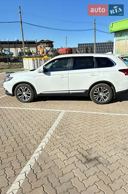 Внедорожник / Кроссовер Mitsubishi Outlander 2017 в 