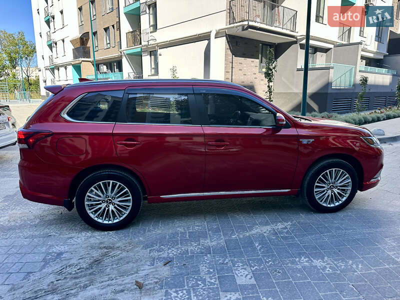 Внедорожник / Кроссовер Mitsubishi Outlander 2021 в Львове