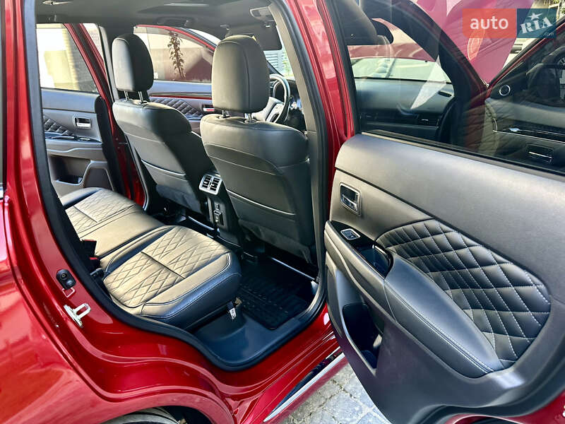 Внедорожник / Кроссовер Mitsubishi Outlander 2021 в Львове
