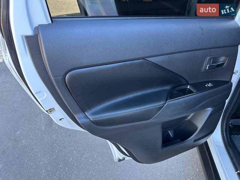 Внедорожник / Кроссовер Mitsubishi Outlander 2015 в Днепре
