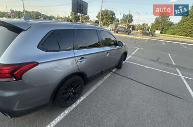Внедорожник / Кроссовер Mitsubishi Outlander 2015 в 