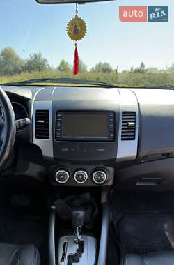 Внедорожник / Кроссовер Mitsubishi Outlander 2010 в 