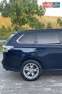 Внедорожник / Кроссовер Mitsubishi Outlander 2013 в 