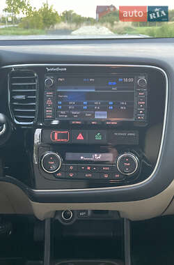 Внедорожник / Кроссовер Mitsubishi Outlander 2013 в 