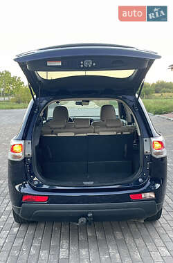 Внедорожник / Кроссовер Mitsubishi Outlander 2013 в 