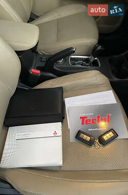 Внедорожник / Кроссовер Mitsubishi Outlander 2013 в 