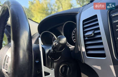 Внедорожник / Кроссовер Mitsubishi Outlander 2010 в 