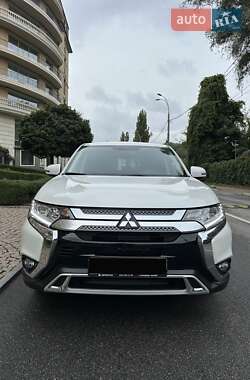 Внедорожник / Кроссовер Mitsubishi Outlander 2021 в 