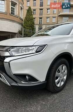 Внедорожник / Кроссовер Mitsubishi Outlander 2021 в 