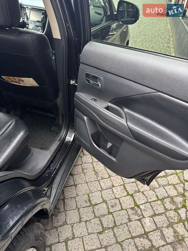 Позашляховик / Кросовер Mitsubishi Outlander 2013 в Чернівцях