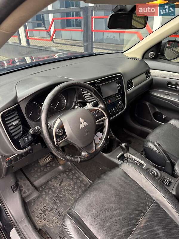 Позашляховик / Кросовер Mitsubishi Outlander 2013 в Чернівцях
