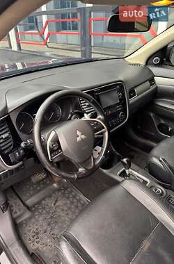 Внедорожник / Кроссовер Mitsubishi Outlander 2013 в 