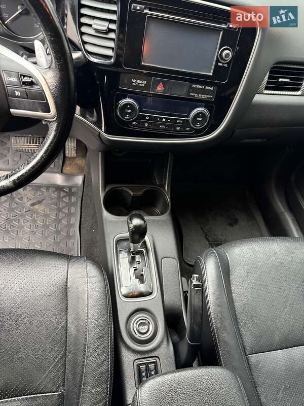 Позашляховик / Кросовер Mitsubishi Outlander 2013 в Чернівцях