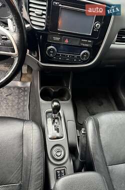 Внедорожник / Кроссовер Mitsubishi Outlander 2013 в 