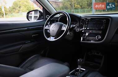 Внедорожник / Кроссовер Mitsubishi Outlander 2015 в 