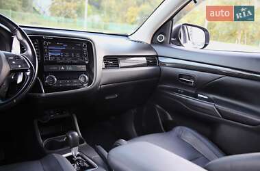 Внедорожник / Кроссовер Mitsubishi Outlander 2015 в 