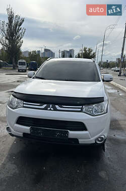 Внедорожник / Кроссовер Mitsubishi Outlander 2013 в 