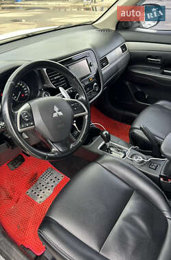 Внедорожник / Кроссовер Mitsubishi Outlander 2013 в 
