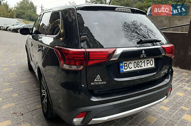 Внедорожник / Кроссовер Mitsubishi Outlander 2015 в 