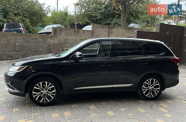 Внедорожник / Кроссовер Mitsubishi Outlander 2015 в 