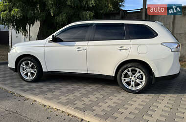 Внедорожник / Кроссовер Mitsubishi Outlander 2013 в 
