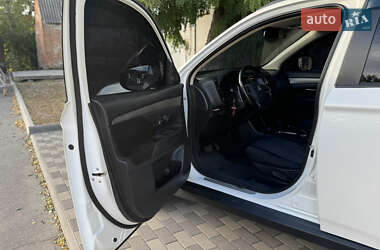 Внедорожник / Кроссовер Mitsubishi Outlander 2013 в 