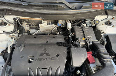 Внедорожник / Кроссовер Mitsubishi Outlander 2013 в 