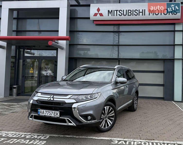 Внедорожник / Кроссовер Mitsubishi Outlander 2021 в 