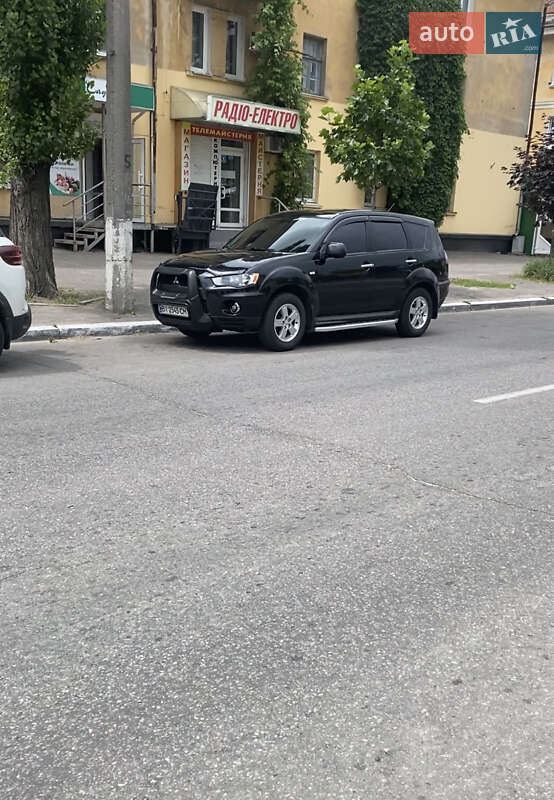 Внедорожник / Кроссовер Mitsubishi Outlander 2012 в 