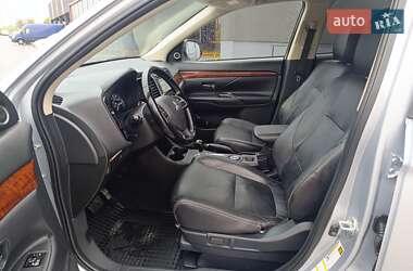 Внедорожник / Кроссовер Mitsubishi Outlander 2013 в 