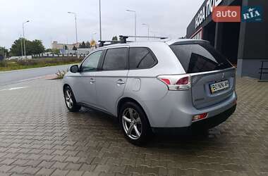 Внедорожник / Кроссовер Mitsubishi Outlander 2013 в 