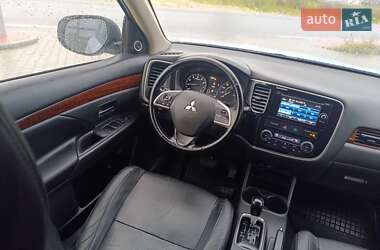 Внедорожник / Кроссовер Mitsubishi Outlander 2013 в 
