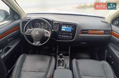 Внедорожник / Кроссовер Mitsubishi Outlander 2013 в 