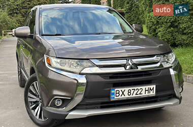 Внедорожник / Кроссовер Mitsubishi Outlander 2018 в 