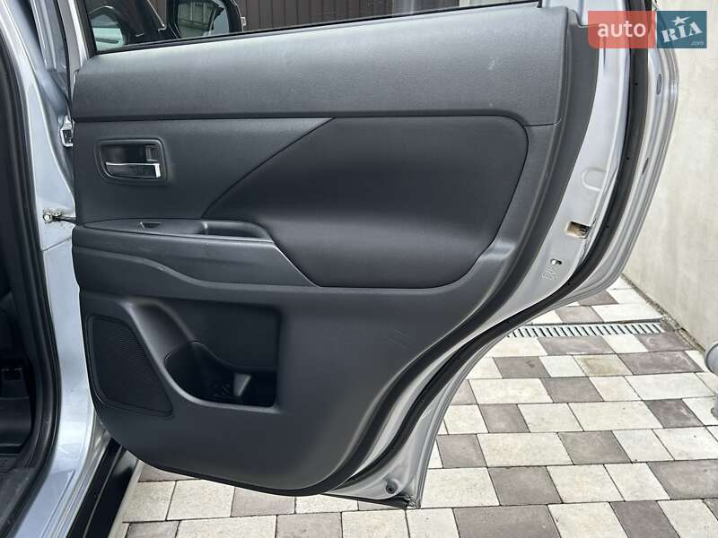 Внедорожник / Кроссовер Mitsubishi Outlander 2012 в Ровно