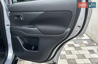 Внедорожник / Кроссовер Mitsubishi Outlander 2012 в 